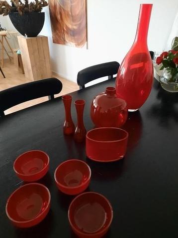 Diverse rode vazen en potjes beschikbaar voor biedingen