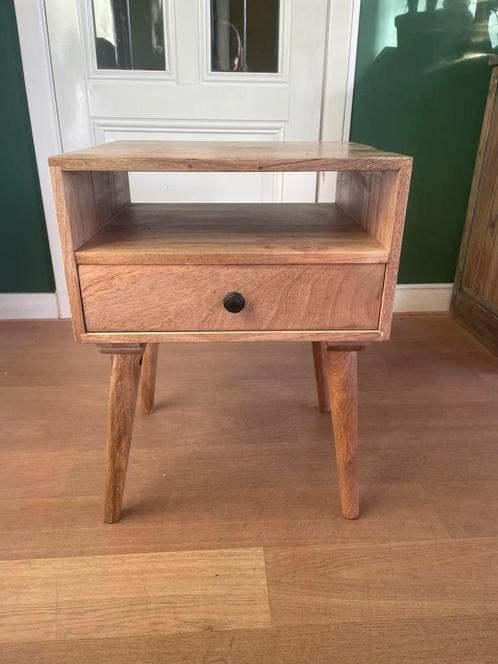 1 nieuw nachtkastje, Huis en Inrichting, Slaapkamer | Nachtkastjes, Nieuw, 55 tot 70 cm, Minder dan 45 cm, Hout, Ophalen
