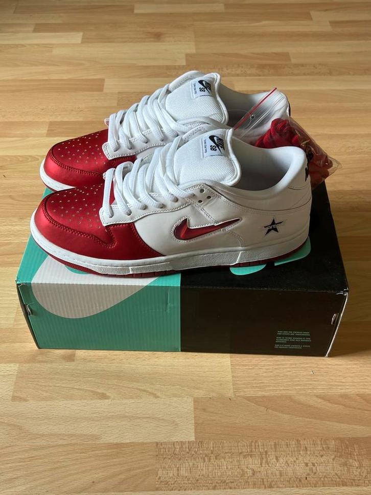 Nike SB Dunk Low x Supreme Jewel Red NIEUW US 10 EU 44, Kleding | Heren, Schoenen, Nieuw, Sneakers of Gympen, Overige kleuren