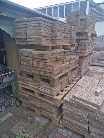 26 m2 30x30x4 beton tegels gebruikt op pallet beschikbaar voor biedingen