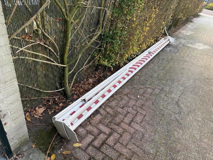 Groot en zwaar elektrisch zonnescherm, circa 4,9 m, Tuin en Terras, Zonneschermen, Gebruikt, Knikarmscherm, 300 cm of meer, 450 cm of meer