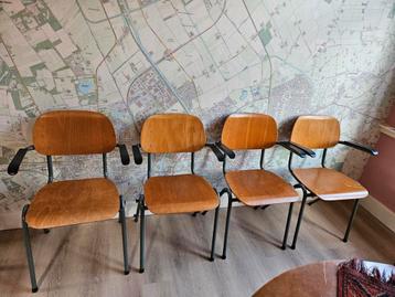 4 goede stevige schoolstoelen. beschikbaar voor biedingen