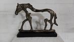 EEN ALUMINIUM SCULPTUUR VAN EEN PAARD / pony