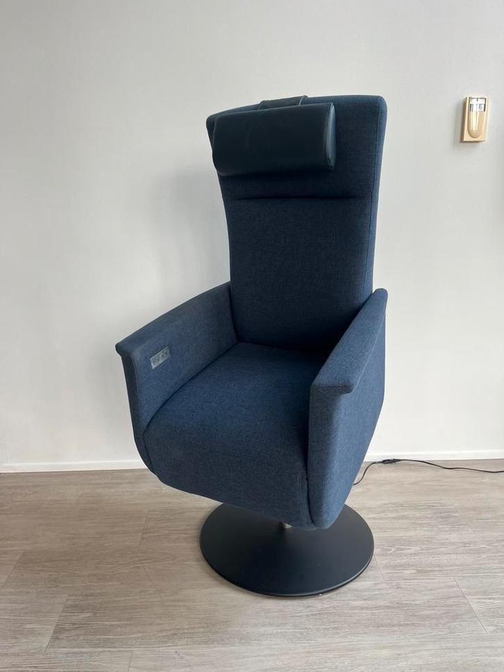Prominent Toscana Sta-op Relaxfauteuil Blauwe Stof M/L, Huis en Inrichting, Fauteuils, Zo goed als nieuw, Stof, Minder dan 50 cm