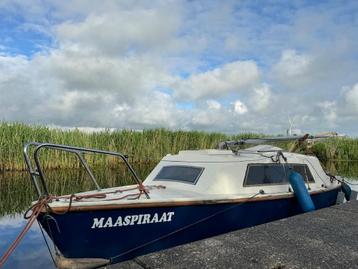 Kajuitzeilboot met bootaanhanger beschikbaar voor biedingen