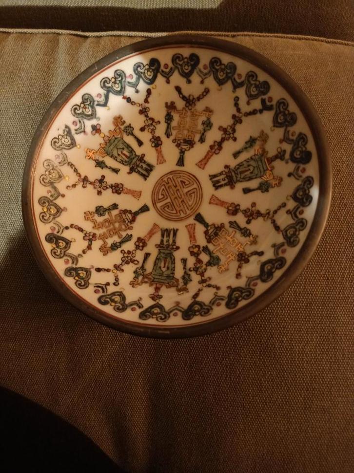 Japans porseleinen bord met tinnen rand, Antiek en Kunst, Antiek | Schalen, Ophalen of Verzenden