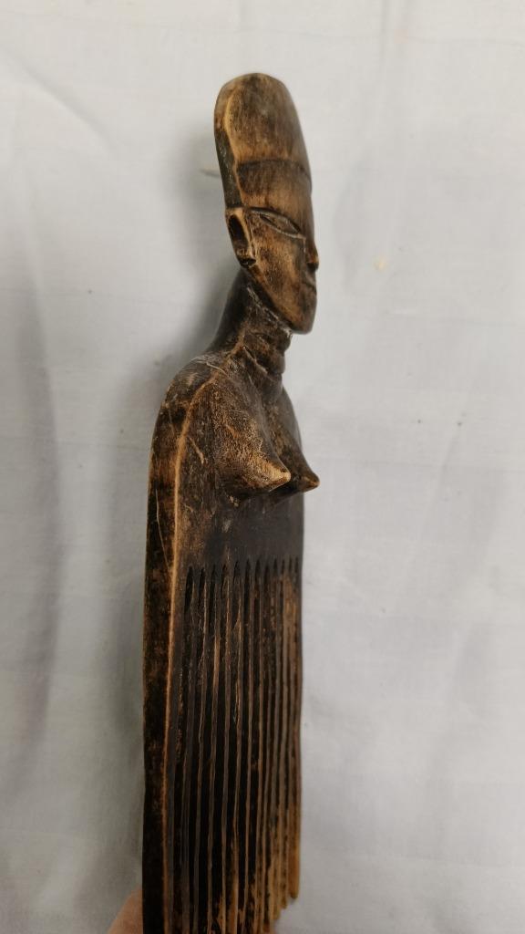 Tribal houten kam – handgesneden figuur (19 cm), Sieraden, Tassen en Uiterlijk, Uiterlijk | Haarverzorging, Gebruikt, Kam of Borstel