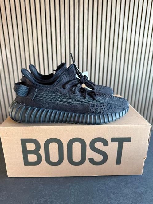 Adidas Yeezy Boost 350 V2 Onyx - Maat 42 2/3, Kleding | Heren, Schoenen, Nieuw, Sneakers of Gympen, Zwart, Ophalen of Verzenden