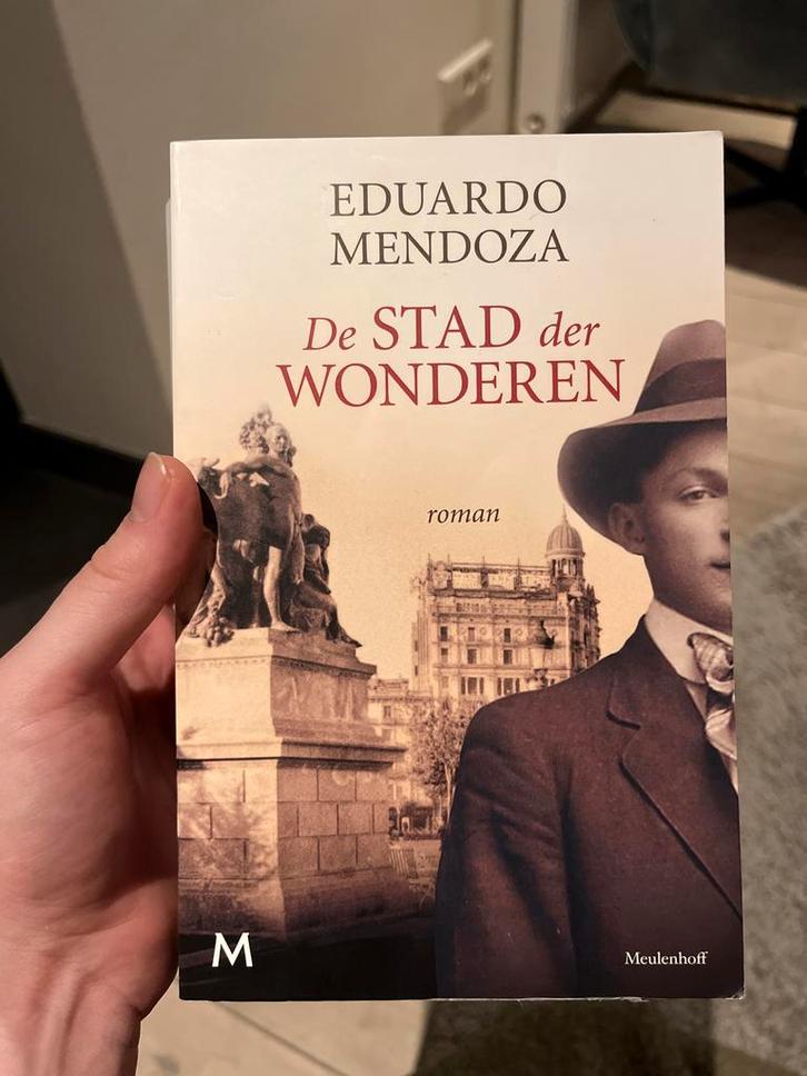 De Stad der Wonderen - Eduardo Mendoza, Boeken, Romans, Gelezen, Nederland, Ophalen of Verzenden