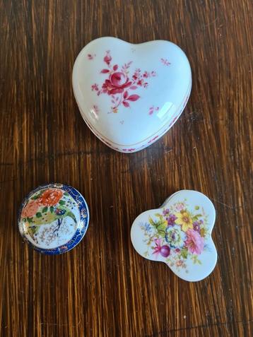 Porseleinen pillendoosjes, 3 stuks, gedecoreerd. Puntgaaf! beschikbaar voor biedingen