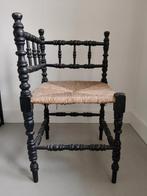 Karakteristieke hoekstoel zwart met riet, Antiek en Kunst, Antiek | Meubels | Stoelen en Banken, Ophalen