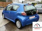 Toyota Aygo 1.0 VVT-i Dynamic Blue AIRCO ALL SEASON BANDEN, Auto's, Toyota, Voorwielaandrijving, Stof, Gebruikt, Zwart