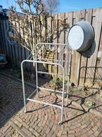 Oud rek op wieltjes. Brocante., Ophalen