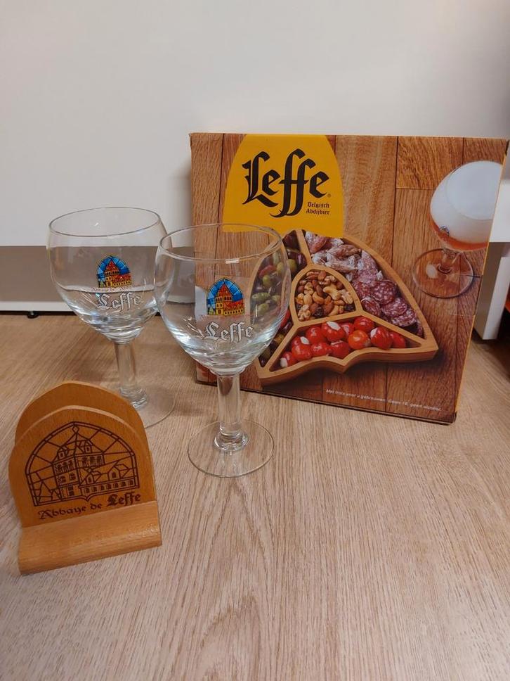 Leffe glazen, viltjes houder en borrelplank, Verzamelen, Glas en Borrelglaasjes, Ophalen of Verzenden