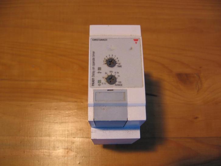 Carlo Gavazzi timer PAA01CM24 tijdrelais., Hobby en Vrije tijd, Elektronica-componenten, Gebruikt, Verzenden
