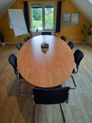 Vergadertafel ovaal 8-12 personen 330 X 135cm i.z.g.s. beschikbaar voor biedingen