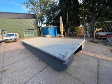 Stalen ponton. Drijvend terras. Drijvende steiger. Werkvlot beschikbaar voor biedingen