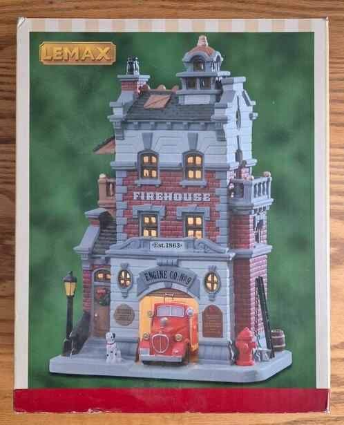 Lemax Engine Co. No. 9 Kersthuisje met Verlichting, Diversen, Kerst, Zo goed als nieuw, Ophalen of Verzenden