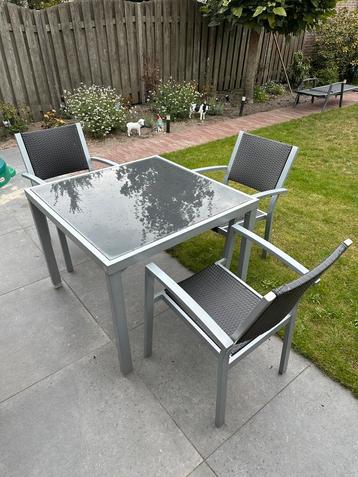 Gebruikte tuinset - 2 goede stoelen + 1 stoel zitting kapot beschikbaar voor biedingen