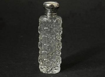 Klein Kristal met Zilver Parfumflesje, 1901 beschikbaar voor biedingen