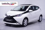 Toyota Aygo 1.0 VVT-i x-wave Panodak Camera Airco Navigatie, Auto's, Voorwielaandrijving, Stof, Gebruikt, 4 stoelen