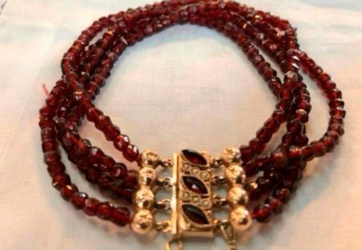 Antieke granaten 4 strengs armband met 18 karaats gouden slo, Sieraden, Tassen en Uiterlijk, Antieke sieraden, Ophalen of Verzenden