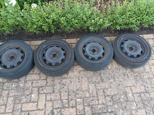 Peugeot 208 stalen velgen + div. Sets wieldoppen, Auto-onderdelen, Banden en Velgen, Band(en), Zomerbanden, 15 inch, 185 mm, Gebruikt