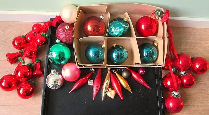 Doos Oude Kerstballen & 2 Trossen GDR Ballen aan Lint, Diversen, Kerst, Gebruikt, Ophalen of Verzenden