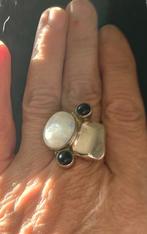 Zilveren ring met maansteen en onyx mt 18.5
Gewicht 74 gram, Sieraden, Tassen en Uiterlijk, Ringen, Ophalen of Verzenden, Zo goed als nieuw