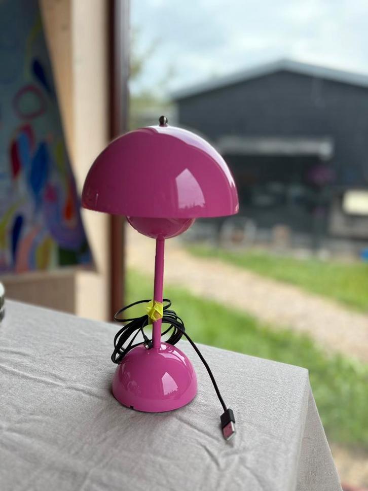 &Tradition FlowerPot VP9 tafellamp LED oplaadbaar tangy pink, Huis en Inrichting, Lampen | Tafellampen, Gebruikt, Minder dan 50 cm