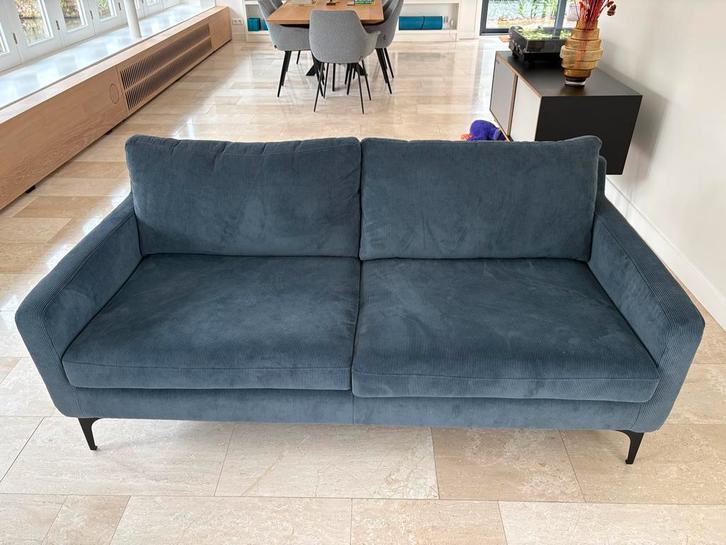 Sofacompany Astha 2-zitsbank - Sorrento Steel Blue, Huis en Inrichting, Banken | Sofa's en Chaises Longues, Zo goed als nieuw