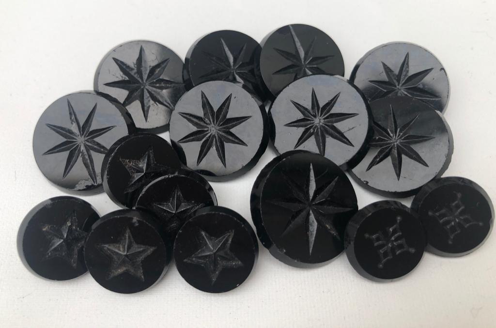 16 Gitzwarte kleding knopen  - Victorian - Rouw 1900, Antiek en Kunst, Antiek | Kleding en Accessoires, Dames, Kinderen, Ophalen of Verzenden