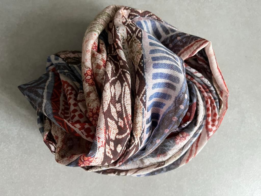 Ruime Sjaal met etnische print MJ, Kleding | Dames, Mutsen, Sjaals en Handschoenen, Ophalen of Verzenden, Zo goed als nieuw, Maat 38/40 (M)