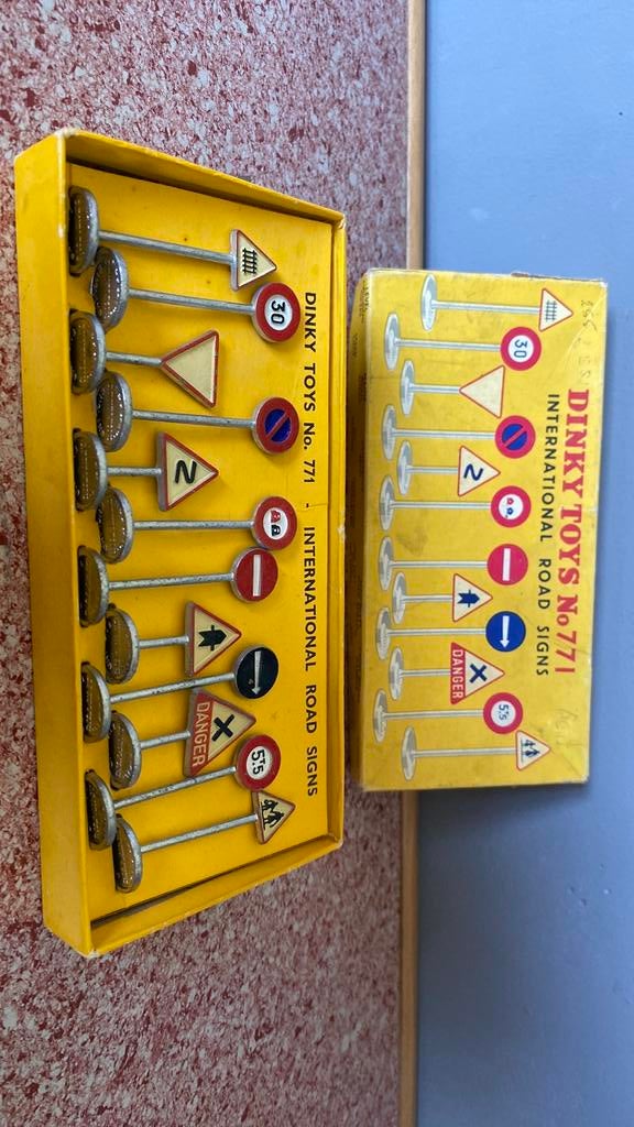 Dinky Toys No 771, intetnational road signs, Ophalen of Verzenden, Zo goed als nieuw, Auto, Dinky Toys