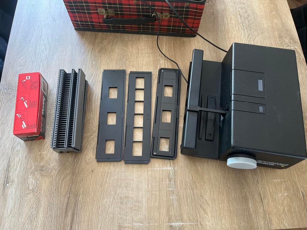 EnnaMat Autofocus diaprojector met accessoires, Ophalen, Gebruikt, Met scherm