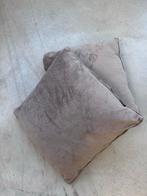 Twee taupe kussens, Ophalen of Verzenden, Gebruikt, Grijs, Vierkant