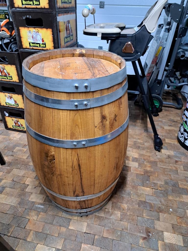 Houten wijnvat met metalen banden, Ophalen