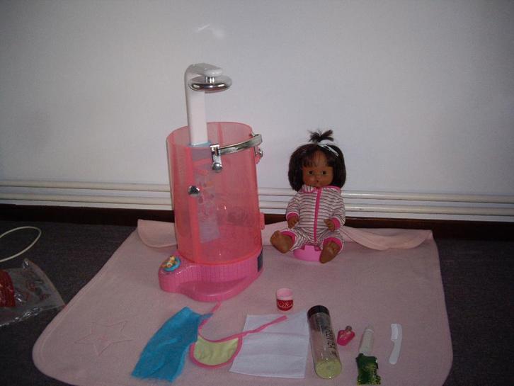 donkere babypop met douche en acc, Kinderen en Baby's, Speelgoed | Poppen, Zo goed als nieuw, Babypop, Ophalen
