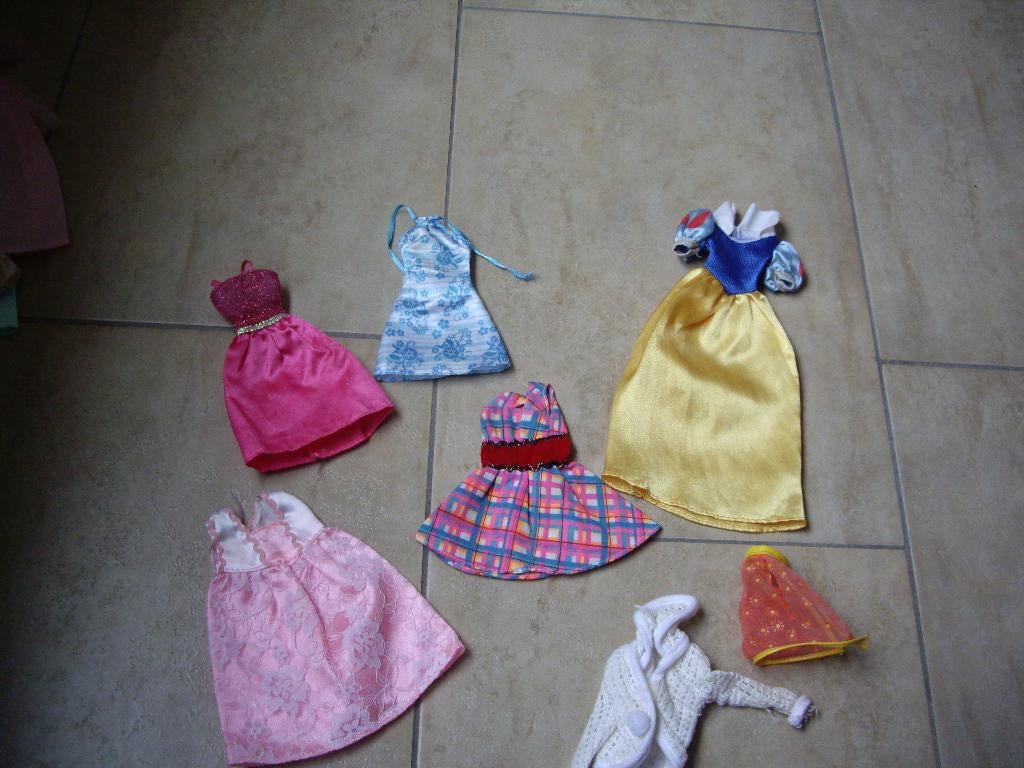 barbie kleertjes €3,50 per foto, Kinderen en Baby's, Speelgoed | Poppen, Ophalen of Verzenden, Zo goed als nieuw, Barbie