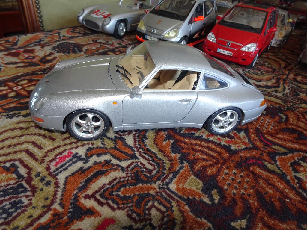 MOOIE PORSCHE  911 CARREA  BbURAGO  1;18 GEEN DOOS, Ophalen of Verzenden, Zo goed als nieuw, Auto, Bburago