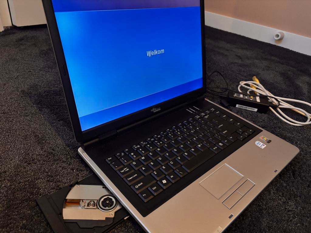 Vintage laptop Fujitsu Siemens, Computers en Software, Windows Laptops, Ophalen, Zo goed als nieuw, 2 tot 3 Ghz