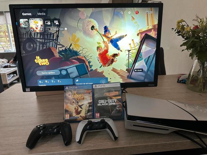 PS5 Slim Disc 1TB met 2 controllers en 2 games 12 mnd garant, Spelcomputers en Games, Games | Sony PlayStation 5, Zo goed als nieuw