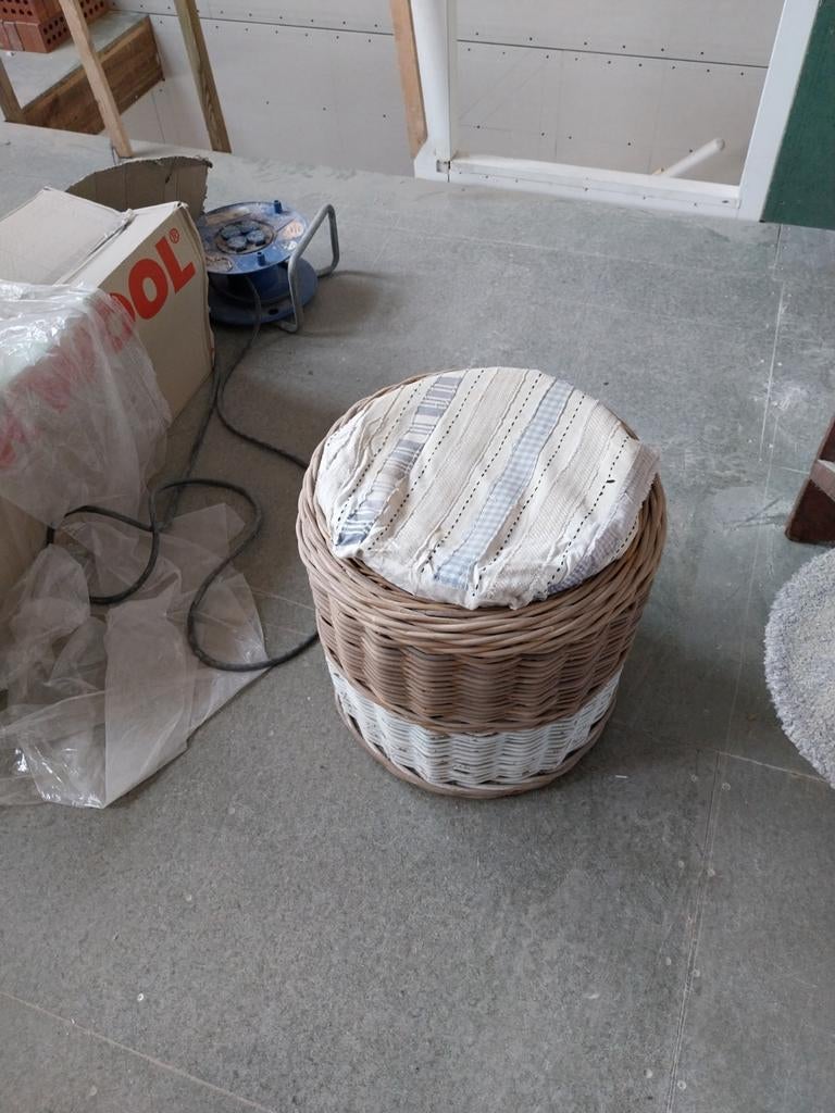 Rieten mand met deksel/ poefje, Huis en Inrichting, Ophalen, Rechthoekig, Riet