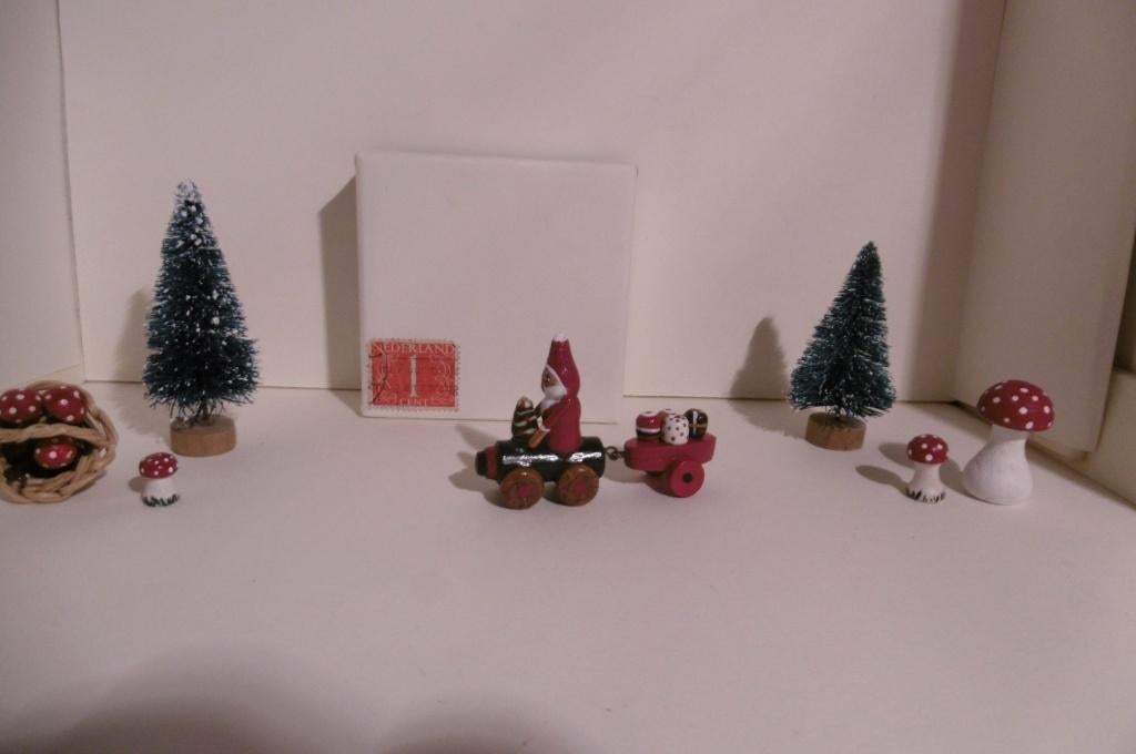 Oud hout locomotief kerstman aanhanger poppenhuis speelgoed., Diversen, Verzenden