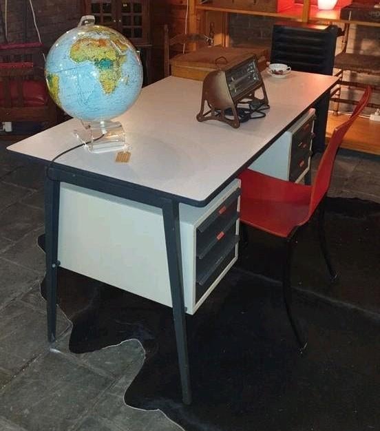 Lekker groot bureau met 6 laden, metalen frame formica blad, Met lades, Gebruikt, Metaal, Vintage