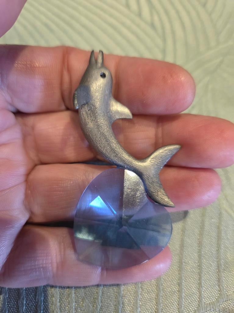 Metalen dolfijn op kristallen hart, Ophalen of Verzenden, Dier