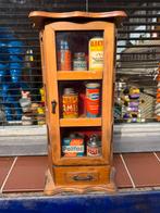 Miniatuur houten vitrine met vintage olie blikjes, Verzamelen, Ophalen of Verzenden, Overige typen