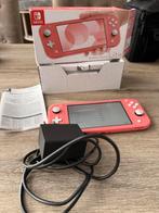 Nintendo Switch Lite Coral met beschermhoes en travel case, Ophalen of Verzenden, Roze of Coral, Zo goed als nieuw, Met beschermhoes of tas