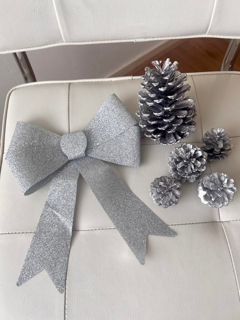 Zilverkleurige dennenappels en strik voor in de kerstboom, Diversen, Kerst, Verzenden, Zo goed als nieuw