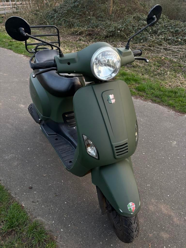 Gts toscana scooter, Fietsen en Brommers, Snorfietsen en Snorscooters, Zo goed als nieuw, Benzine, Ophalen, Overige merken